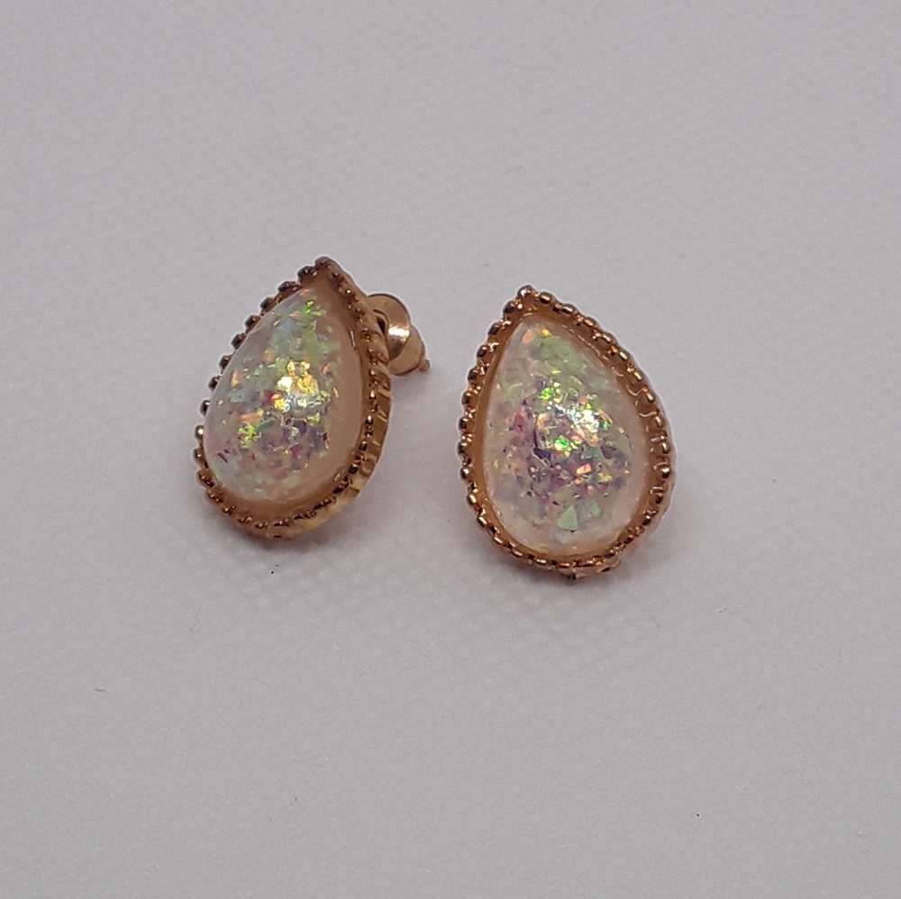 Gold Teardrop Opal Stud Earrings – Vintage-Inspired Elegance Iridescent Simple
